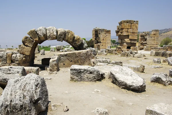 Cidade antiga Hierápolis perto de Pamukkale, Turquia . — Fotografia de Stock