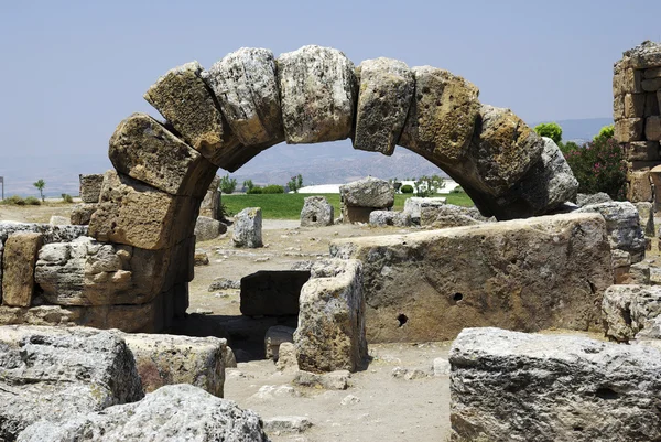 Ruínas da cidade antiga Heirapolis perto de Pamukkale, Turquia . — Fotografia de Stock