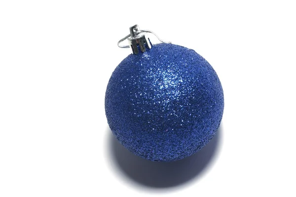 Bola de Natal azul brilhante isolado no fundo branco . — Fotografia de Stock
