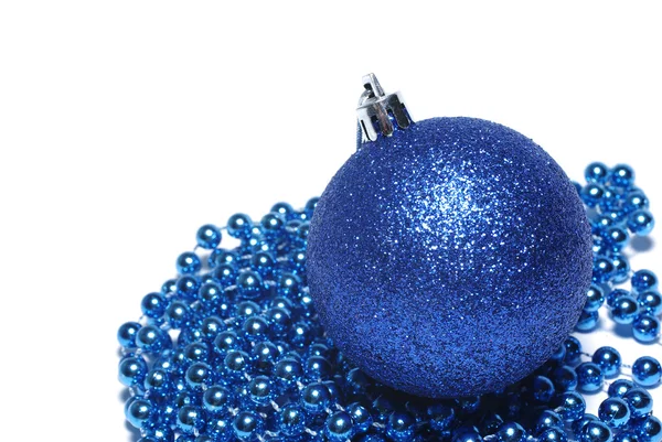 Niebieską piłkę Bożego Narodzenia i ornamenty na białym tle. — Zdjęcie stockowe