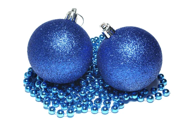Blauwe kerstballen en blauwe sieraad geïsoleerd op witte backgro — Stockfoto