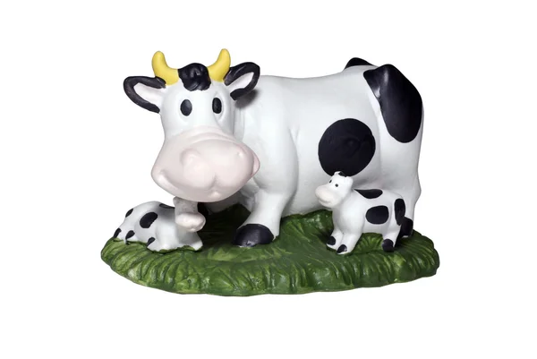 牛と緑の芝生のおもちゃの 2 つの子牛。白い背景で隔離 — ストック写真