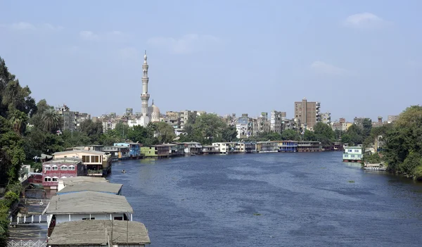 Blick auf Kairo. Fluss, Häuser, Minarettturm. — Stockfoto