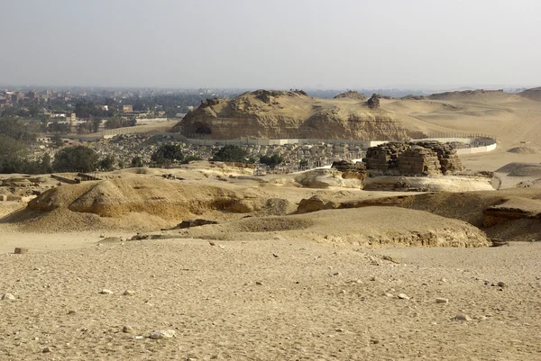 Kilátás nyílik Kairó. sivatagi közelében a piramisok és a szfinx. — Stock Fotó