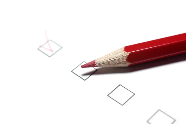 Roter Bleistift und Kontrollkästchen auf weißem Hintergrund. — Stockfoto