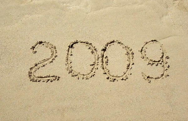 2009 Inschrift im Sand des tropischen Strandes. — Stockfoto