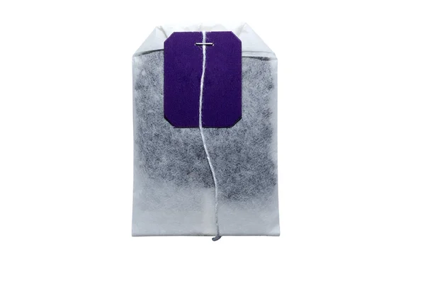 Bolsa de té con etiqueta violeta aislada sobre fondo blanco . — Foto de Stock