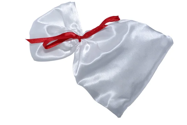 Jedwab worek na prezenty z czerwoną wstążką. na białym tle — Zdjęcie stockowe