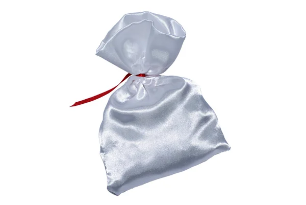 Bolsa de seda con cinta roja. Aislado sobre fondo blanco. Recorte —  Fotos de Stock