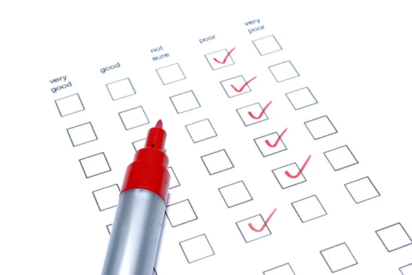 Roter Marker und Umfrage-Checkliste isoliert auf weißem Hintergrund. — Stockfoto