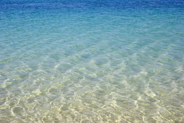 ターコイズ ブルーの海。自然の壁紙の美しさ. — ストック写真