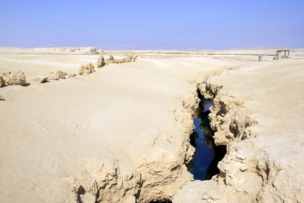 Earth fracture with sea water in egyptian desert. — Stock Photo, Image