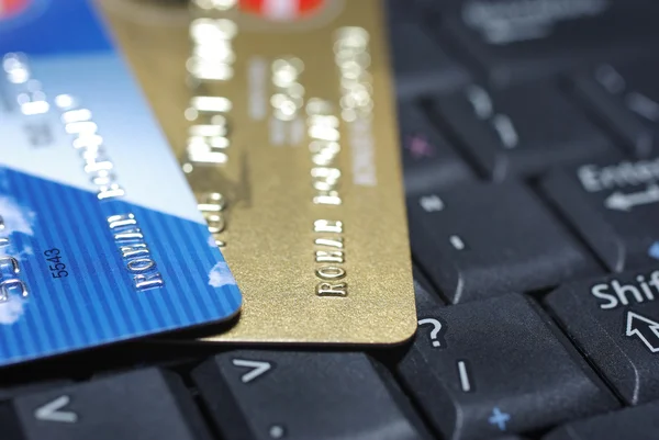 Creditcards opleggen laptop toetsenbord. — Stockfoto