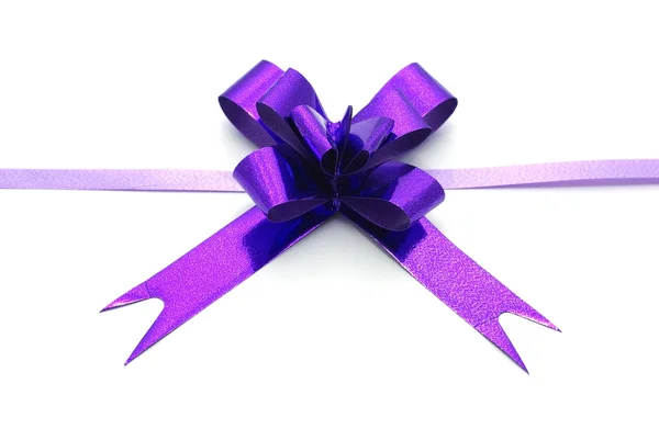 Fita violeta arco isolado no fundo branco . — Fotografia de Stock