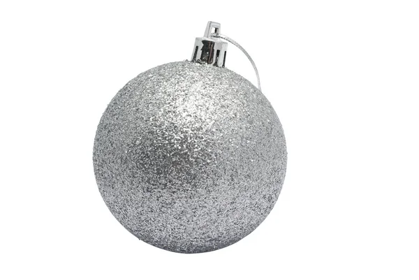 Silber glänzende Weihnachtskugel isoliert auf weißem Hintergrund. — Stockfoto
