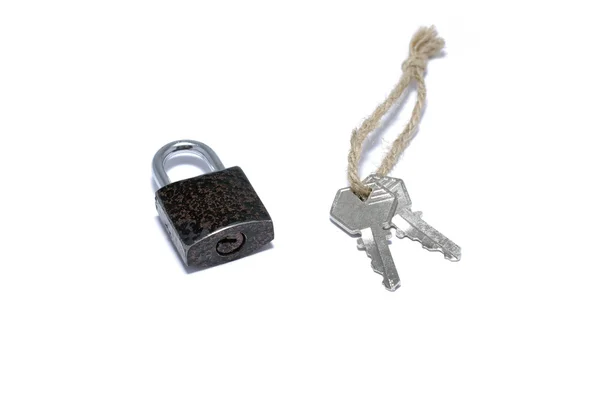 Cadeado com chaves isoladas no fundo branco . — Fotografia de Stock