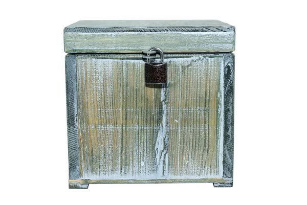 Caja vieja cerrada con candado aislado sobre fondo blanco . — Foto de Stock