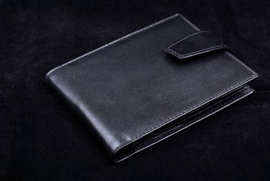 Yeni cüzdan üzerinde siyah kadife izole kaliteli deri