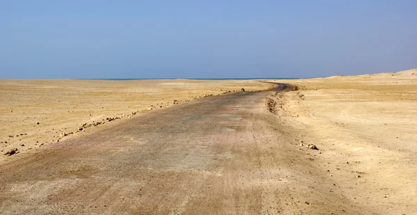 Δρόμος στην έρημο και Ερυθρά θάλασσα ορίζοντα. Αιγυπτιακή Εθνική κρατησεις — Φωτογραφία Αρχείου
