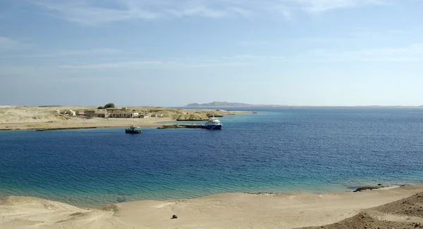 Πλοία στον κόλπο. όμορφη Θαλασσογραφία στην αιγυπτιακή έρημο. Ερυθρά θάλασσα, ένα μεγάλο — Φωτογραφία Αρχείου