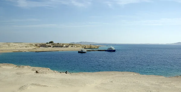 Πλοία στον κόλπο. Ερυθρά θάλασσα, αιγυπτιακή έρημο. — Φωτογραφία Αρχείου