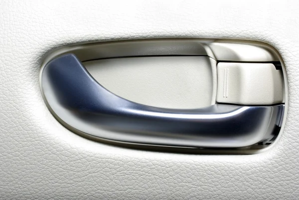Aluminiowa klamka nowoczesnego japońskiego samochodu. streszczenie deseń — Zdjęcie stockowe