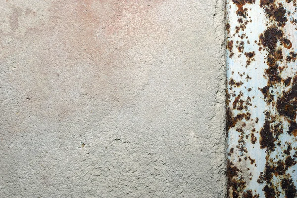 Antiguo muro de hormigón hecho de cemento con borde metálico oxidado. Abstra — Foto de Stock