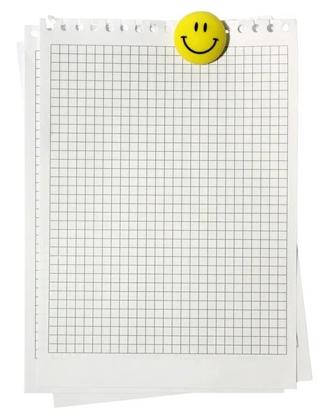Notizblock karierte Seiten mit gelbem lächelnden Magneten isoliert auf weiß — Stockfoto