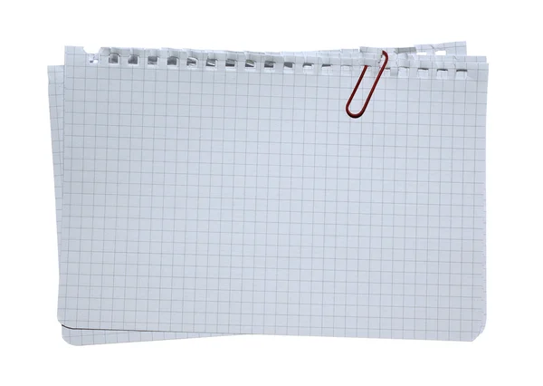 白の背景に隠れてで隔離赤いクリップに積み上げチェックされているノート用紙 — ストック写真