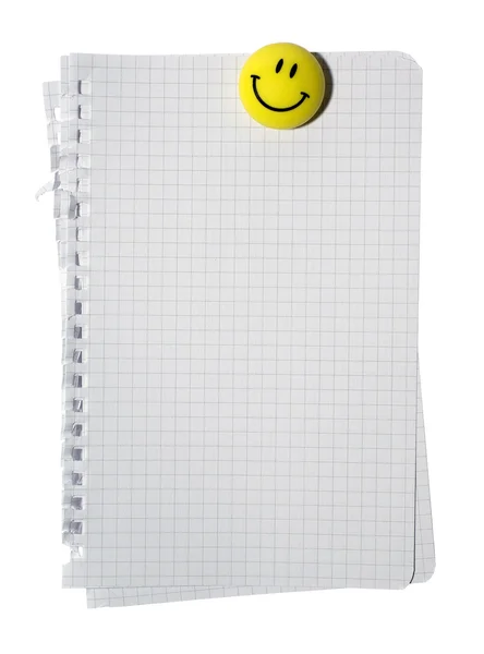 Στοίβα χαρτιού ελέγχονται σημείωση και κίτρινο που είναι χαμογελώντας απομονωμένες o μαγνήτης — Φωτογραφία Αρχείου