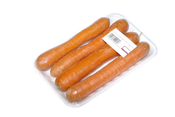 Морковь в упаковке с пустой ценовой наклейкой. Изолированные на белом — стоковое фото
