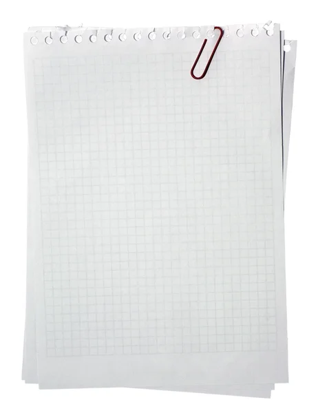 Pages de notes vierges empilées avec clip rouge isolé sur fond blanc — Photo