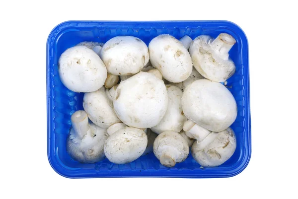 Champinjon svampar i blå pack isolerad på vit bakgrund. — Stockfoto