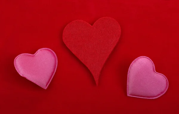 Srdce dekorační předměty izolované na červeném pozadí. — Stock fotografie