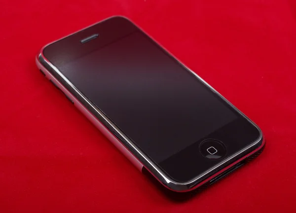 Smart phone da vicino isolato su sfondo rosso studio shot . — Foto Stock