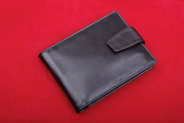 Yüksek kaliteli siyah deri cüzdan izole kırmızı zemin üzerine. St — Stok fotoğraf