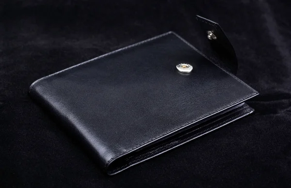 Макро высокого качества бумажник изолировать на черном бархатном фоне . — стоковое фото