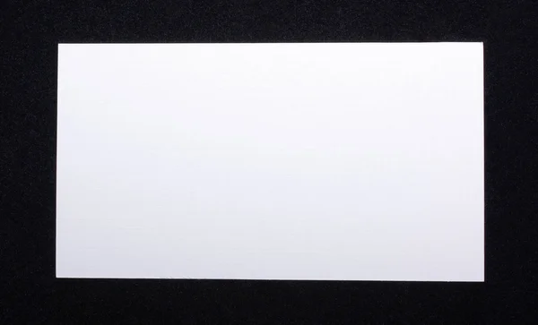 Bílá vizitka izolovaných na pozadí černého sametu. prázdné s — Stock fotografie