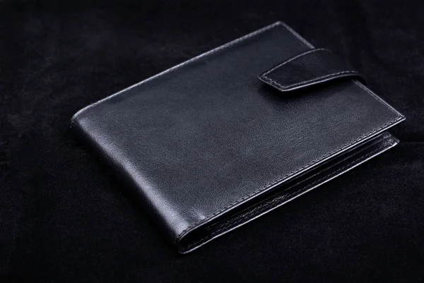 Nova carteira feita de couro de alta qualidade isolado em veludo preto — Fotografia de Stock