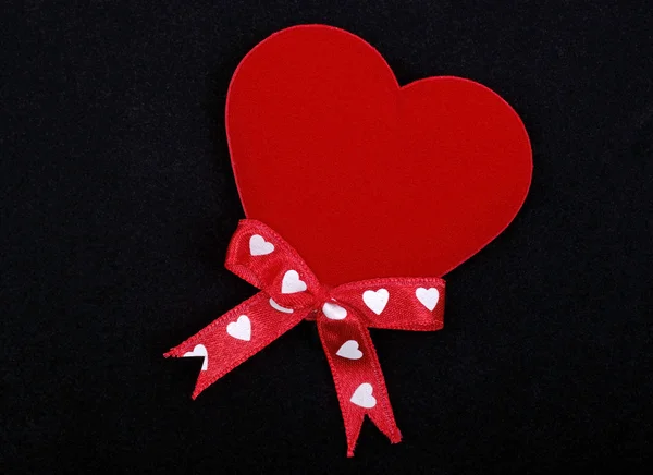 리본 블랙 벨벳 backgro에 고립 된 붉은 심장의 매크로 — 스톡 사진