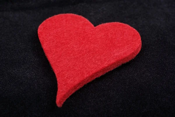 Siyah kadife zemin üzerine izole kırmızı kalp yakın. Studi — Stok fotoğraf