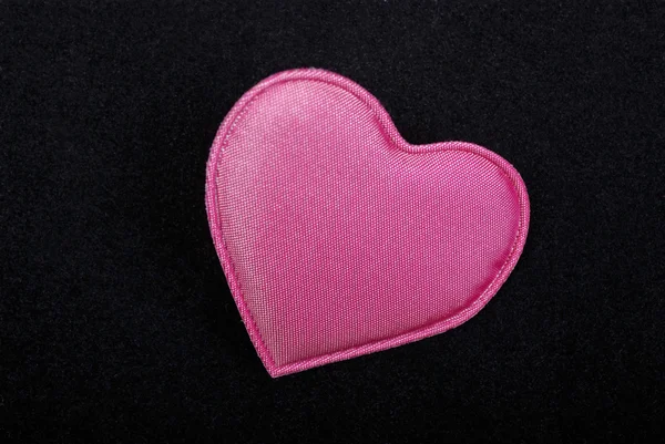 Pink heart macro isolated on black velvet background. — Stock Photo, Image