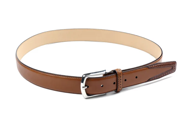 Cinturón de cuero marrón de alta calidad aislado sobre fondo blanco . — Foto de Stock