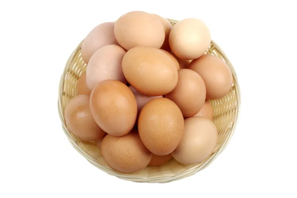 Καφετιά αυγά στο καλάθι για το Πάσχα που απομονώνονται σε λευκό φόντο. — Φωτογραφία Αρχείου