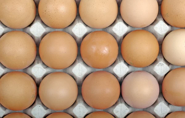 पार्श्वभूमी किंवा पार्श्वभूमी म्हणून पुठ्ठा पॅकेजमध्ये अंडी . — स्टॉक फोटो, इमेज