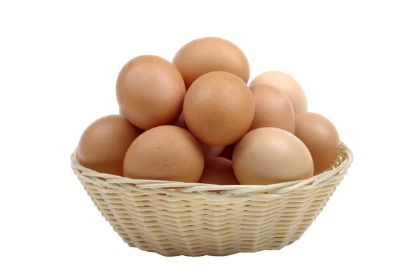 Braune Eier im Korb für Ostern isoliert auf weißem Hintergrund. — Stockfoto