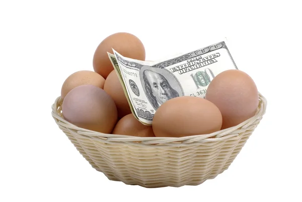 Яйця з доларами в кошику ізольовані на білому тлі. Фінансувати — стокове фото