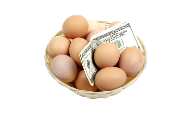 白い背景で隔離のバスケットでドルと卵。財務 — ストック写真