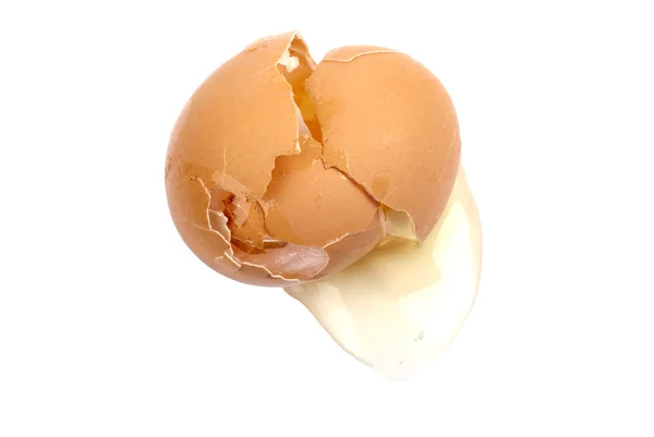 Beyaz arka plan üzerinde izole kahverengi yumurta kırık. — Stok fotoğraf