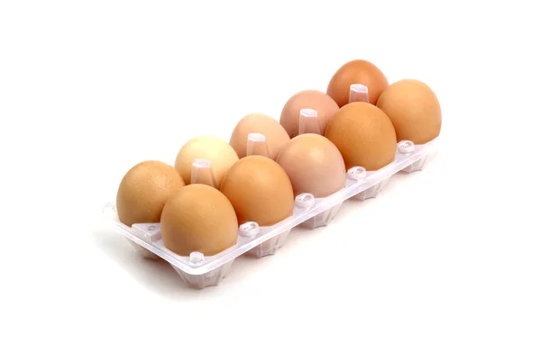 Kilkanaście brązowe jaja w pakiecie z tworzyw sztucznych na białym tle na biały backgro — Zdjęcie stockowe